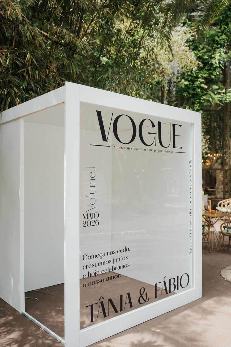 Magazine Booth · a estrutura, num jardim de palmeiras