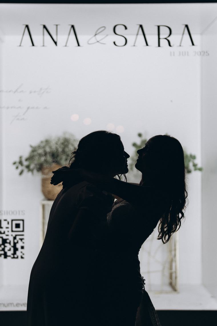 Magazine Booth · o beijo das noivas