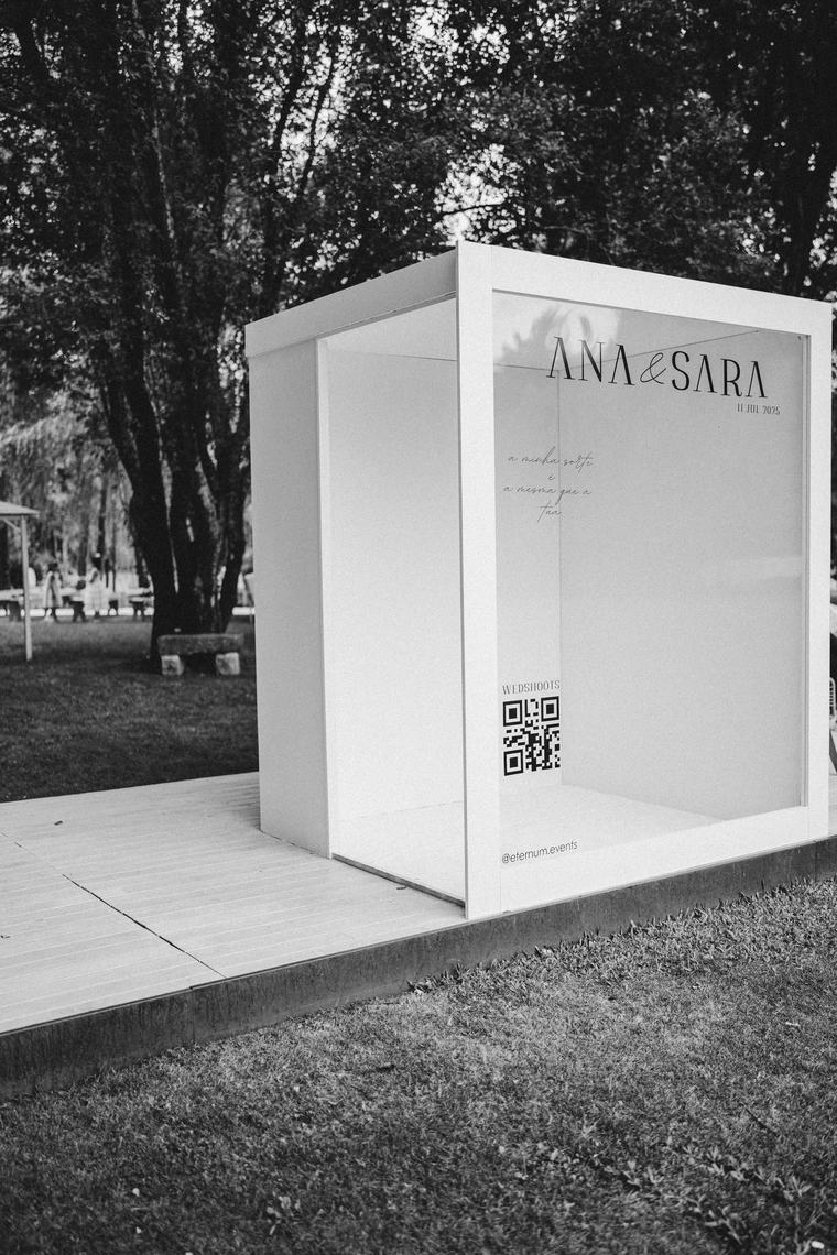 Magazine Booth · a peça, construída por nós