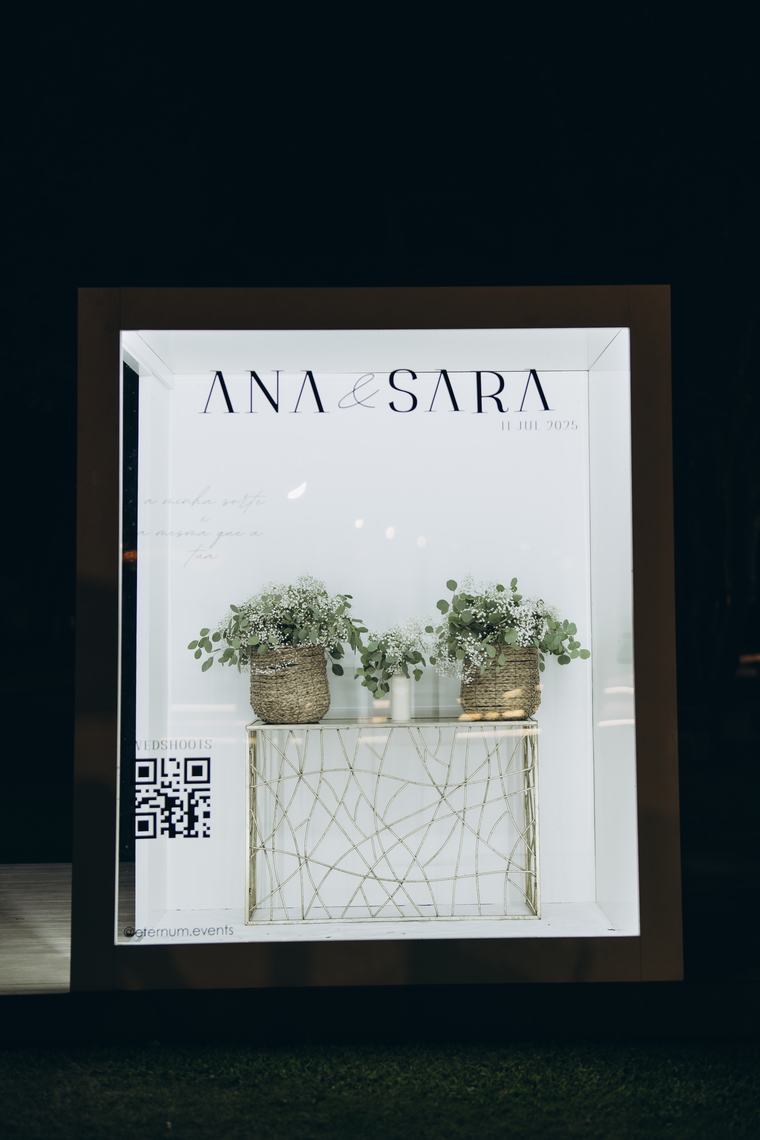 Magazine Booth · a estrutura ao anoitecer